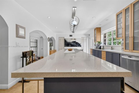 House in South Miami, Florida 4 bedrooms, 274.99 sq.m. № 1861113 - photo 14