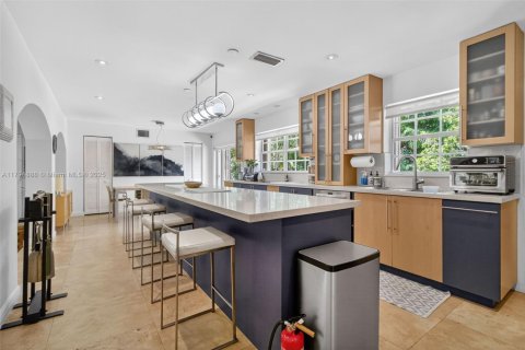 House in South Miami, Florida 4 bedrooms, 274.99 sq.m. № 1861113 - photo 16