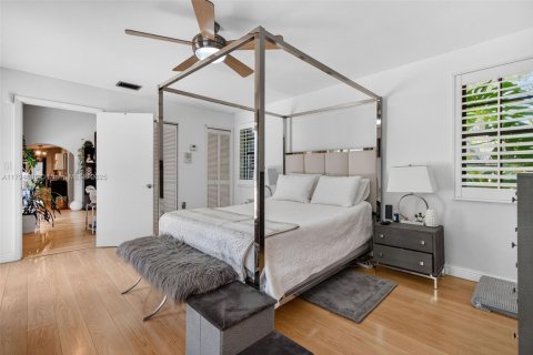 House in South Miami, Florida 4 bedrooms, 274.99 sq.m. № 1861113 - photo 29