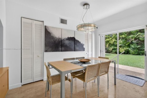 House in South Miami, Florida 4 bedrooms, 274.99 sq.m. № 1861113 - photo 19