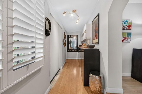 House in South Miami, Florida 4 bedrooms, 274.99 sq.m. № 1861113 - photo 23