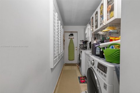 House in South Miami, Florida 4 bedrooms, 274.99 sq.m. № 1861113 - photo 30