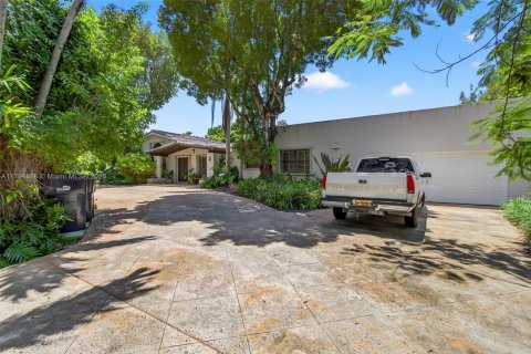 House in South Miami, Florida 4 bedrooms, 274.99 sq.m. № 1861113 - photo 5