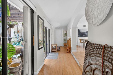 House in South Miami, Florida 4 bedrooms, 274.99 sq.m. № 1861113 - photo 26