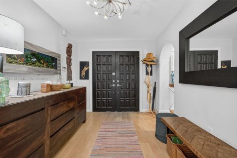 House in South Miami, Florida 4 bedrooms, 274.99 sq.m. № 1861113 - photo 6