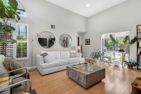 House in South Miami, Florida 4 bedrooms, 274.99 sq.m. № 1861113 - photo 8