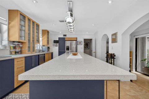 House in South Miami, Florida 4 bedrooms, 274.99 sq.m. № 1861113 - photo 18