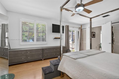 House in South Miami, Florida 4 bedrooms, 274.99 sq.m. № 1861113 - photo 28