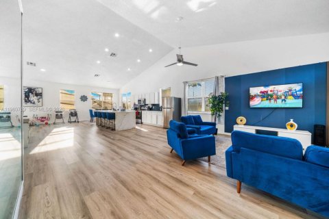 Купить виллу или дом в Киссимми, Флорида 3 комнаты, № 2023525 - фото 4