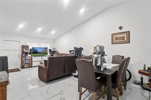House in Miami, Florida 3 bedrooms, 136.75 sq.m. № 1878852 - photo 8
