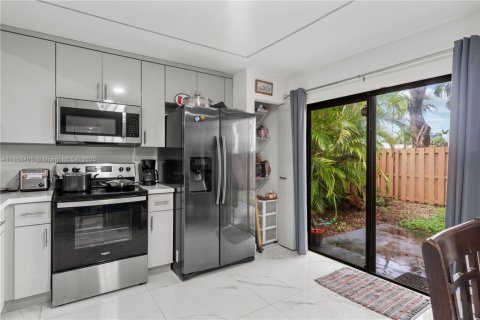 House in Miami, Florida 3 bedrooms, 136.75 sq.m. № 1878852 - photo 11