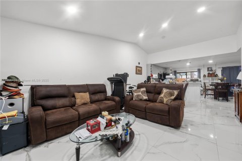 House in Miami, Florida 3 bedrooms, 136.75 sq.m. № 1878852 - photo 6