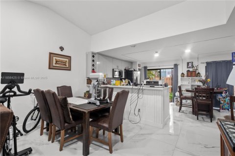House in Miami, Florida 3 bedrooms, 136.75 sq.m. № 1878852 - photo 7