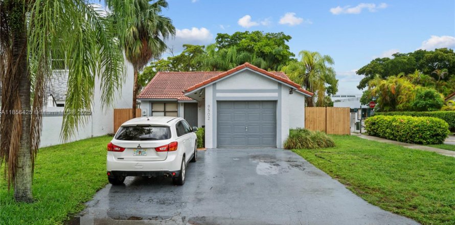 House in Miami, Florida 3 bedrooms, 136.75 sq.m. № 1878852