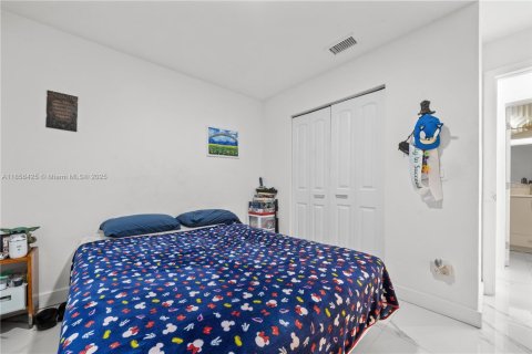 House in Miami, Florida 3 bedrooms, 136.75 sq.m. № 1878852 - photo 22