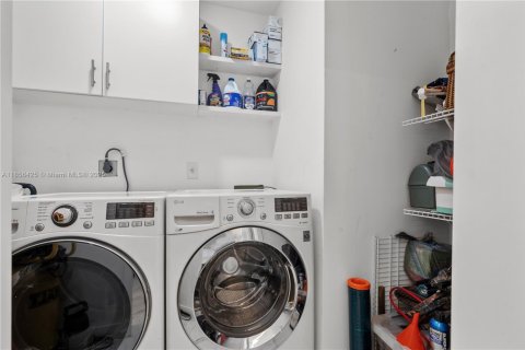 House in Miami, Florida 3 bedrooms, 136.75 sq.m. № 1878852 - photo 28