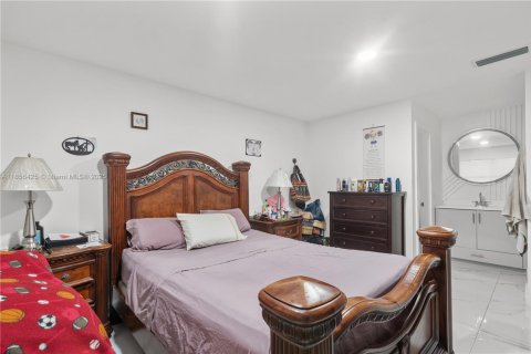 House in Miami, Florida 3 bedrooms, 136.75 sq.m. № 1878852 - photo 16