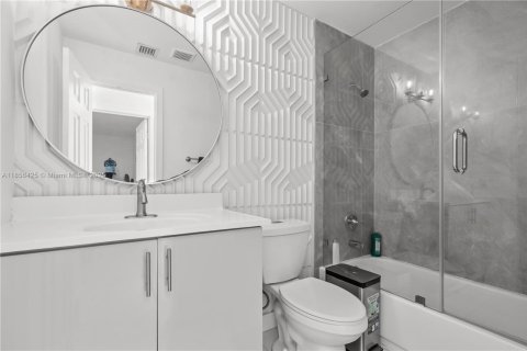 House in Miami, Florida 3 bedrooms, 136.75 sq.m. № 1878852 - photo 24