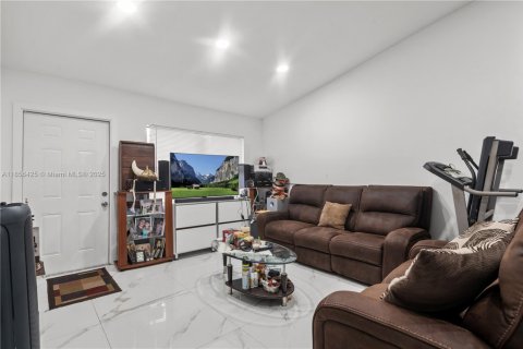 House in Miami, Florida 3 bedrooms, 136.75 sq.m. № 1878852 - photo 4
