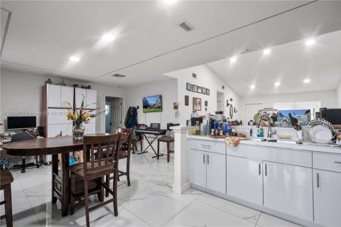 House in Miami, Florida 3 bedrooms, 136.75 sq.m. № 1878852 - photo 14
