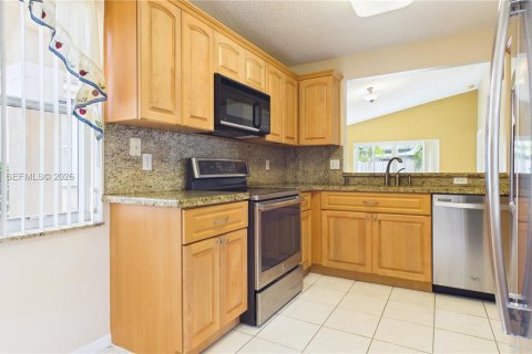 House in Miramar, Florida 3 bedrooms, 124.86 sq.m. № 2071467 - photo 10