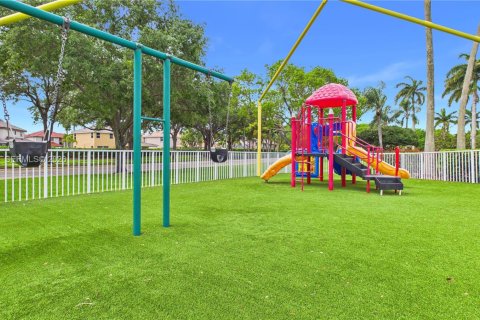 House in Miramar, Florida 3 bedrooms, 124.86 sq.m. № 2071467 - photo 27
