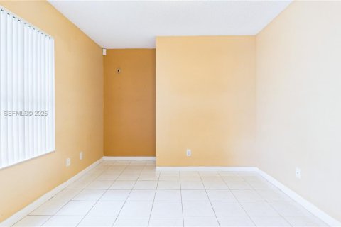 House in Miramar, Florida 3 bedrooms, 124.86 sq.m. № 2071467 - photo 11