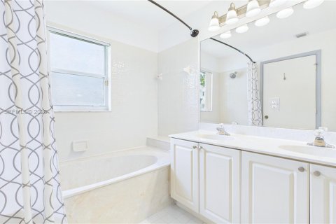 House in Miramar, Florida 3 bedrooms, 124.86 sq.m. № 2071467 - photo 14