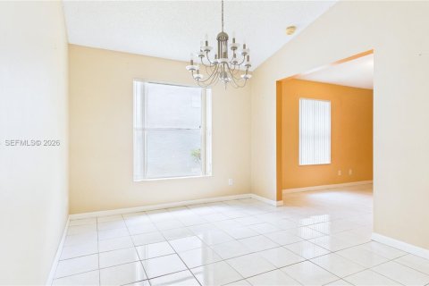 House in Miramar, Florida 3 bedrooms, 124.86 sq.m. № 2071467 - photo 12