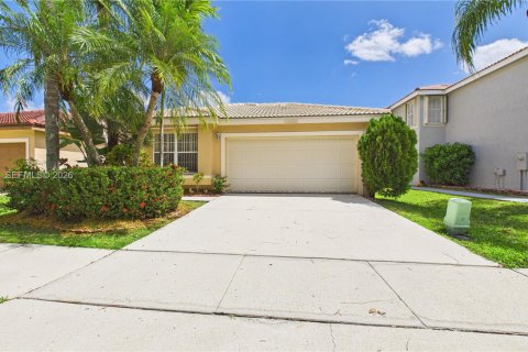 House in Miramar, Florida 3 bedrooms, 124.86 sq.m. № 2071467