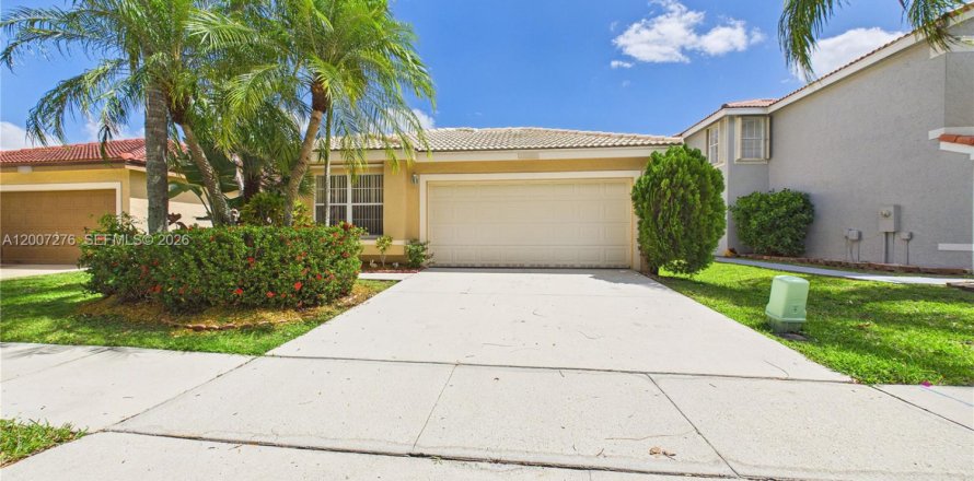 House in Miramar, Florida 3 bedrooms, 124.86 sq.m. № 2071467