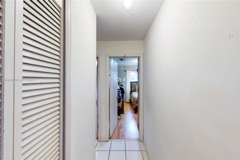 House in Miami, Florida 4 bedrooms, 163.04 sq.m. № 1949270 - photo 28