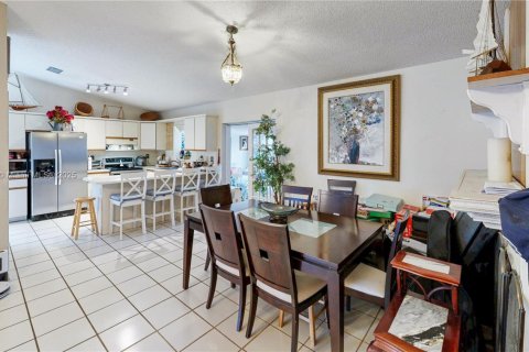 House in Miami, Florida 4 bedrooms, 163.04 sq.m. № 1949270 - photo 15