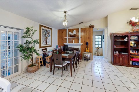 House in Miami, Florida 4 bedrooms, 163.04 sq.m. № 1949270 - photo 9
