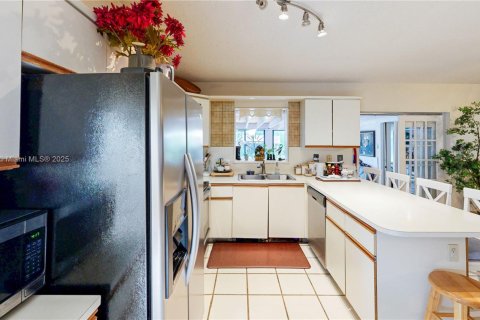 House in Miami, Florida 4 bedrooms, 163.04 sq.m. № 1949270 - photo 11