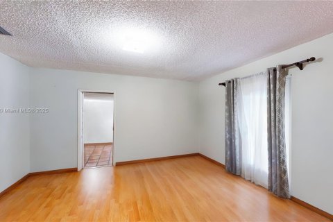 House in Miami, Florida 4 bedrooms, 163.04 sq.m. № 1949270 - photo 22