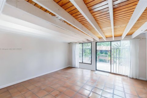 House in Miami, Florida 4 bedrooms, 163.04 sq.m. № 1949270 - photo 17