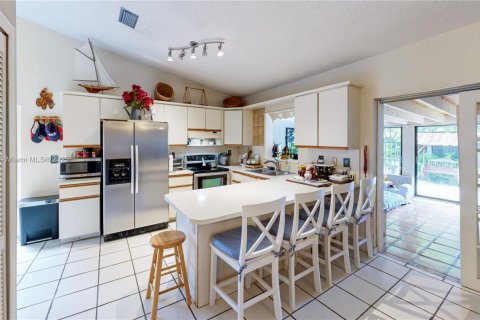 House in Miami, Florida 4 bedrooms, 163.04 sq.m. № 1949270 - photo 14