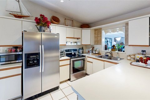 House in Miami, Florida 4 bedrooms, 163.04 sq.m. № 1949270 - photo 12