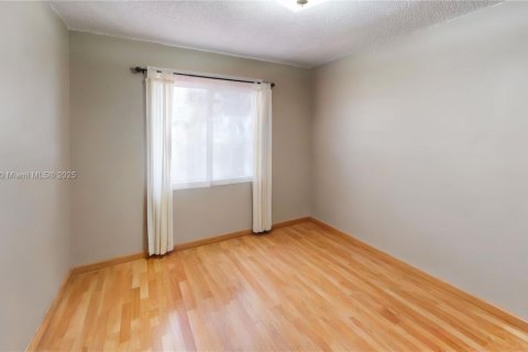 House in Miami, Florida 4 bedrooms, 163.04 sq.m. № 1949270 - photo 30
