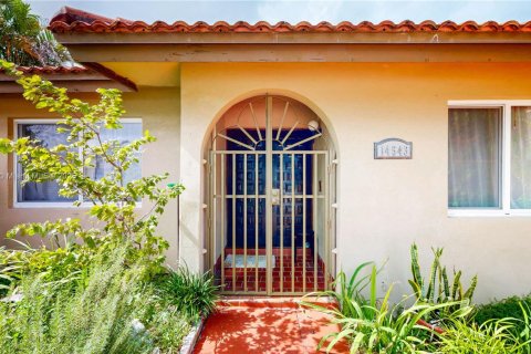 House in Miami, Florida 4 bedrooms, 163.04 sq.m. № 1949270 - photo 3