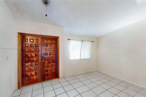 House in Miami, Florida 4 bedrooms, 163.04 sq.m. № 1949270 - photo 4