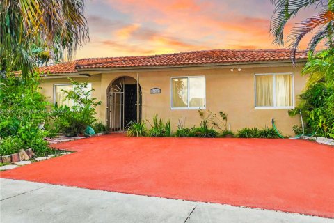 House in Miami, Florida 4 bedrooms, 163.04 sq.m. № 1949270 - photo 2