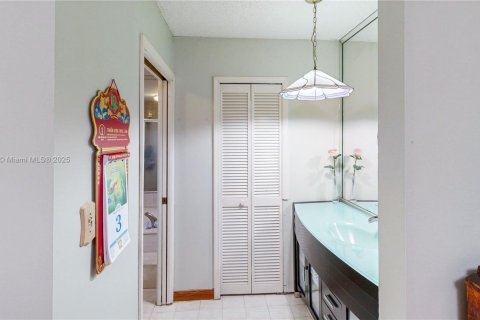 House in Miami, Florida 4 bedrooms, 163.04 sq.m. № 1949270 - photo 24