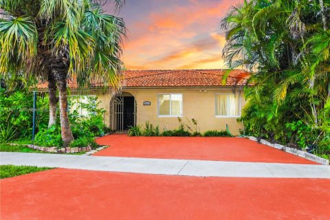 House in Miami, Florida 4 bedrooms, 163.04 sq.m. № 1949270 - photo 1