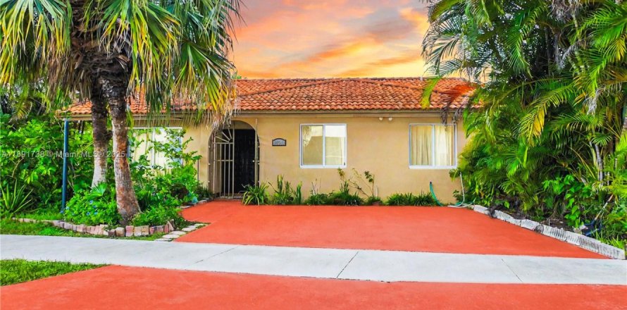 House in Miami, Florida 4 bedrooms, 163.04 sq.m. № 1949270