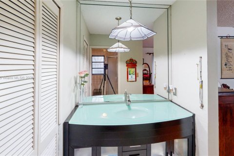 House in Miami, Florida 4 bedrooms, 163.04 sq.m. № 1949270 - photo 25
