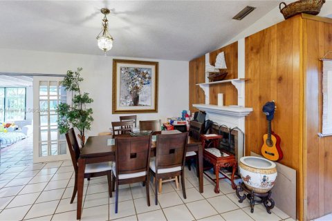 House in Miami, Florida 4 bedrooms, 163.04 sq.m. № 1949270 - photo 10