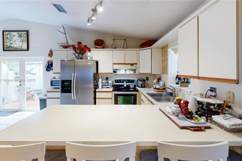 House in Miami, Florida 4 bedrooms, 163.04 sq.m. № 1949270 - photo 13