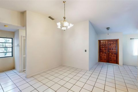 House in Miami, Florida 4 bedrooms, 163.04 sq.m. № 1949270 - photo 7